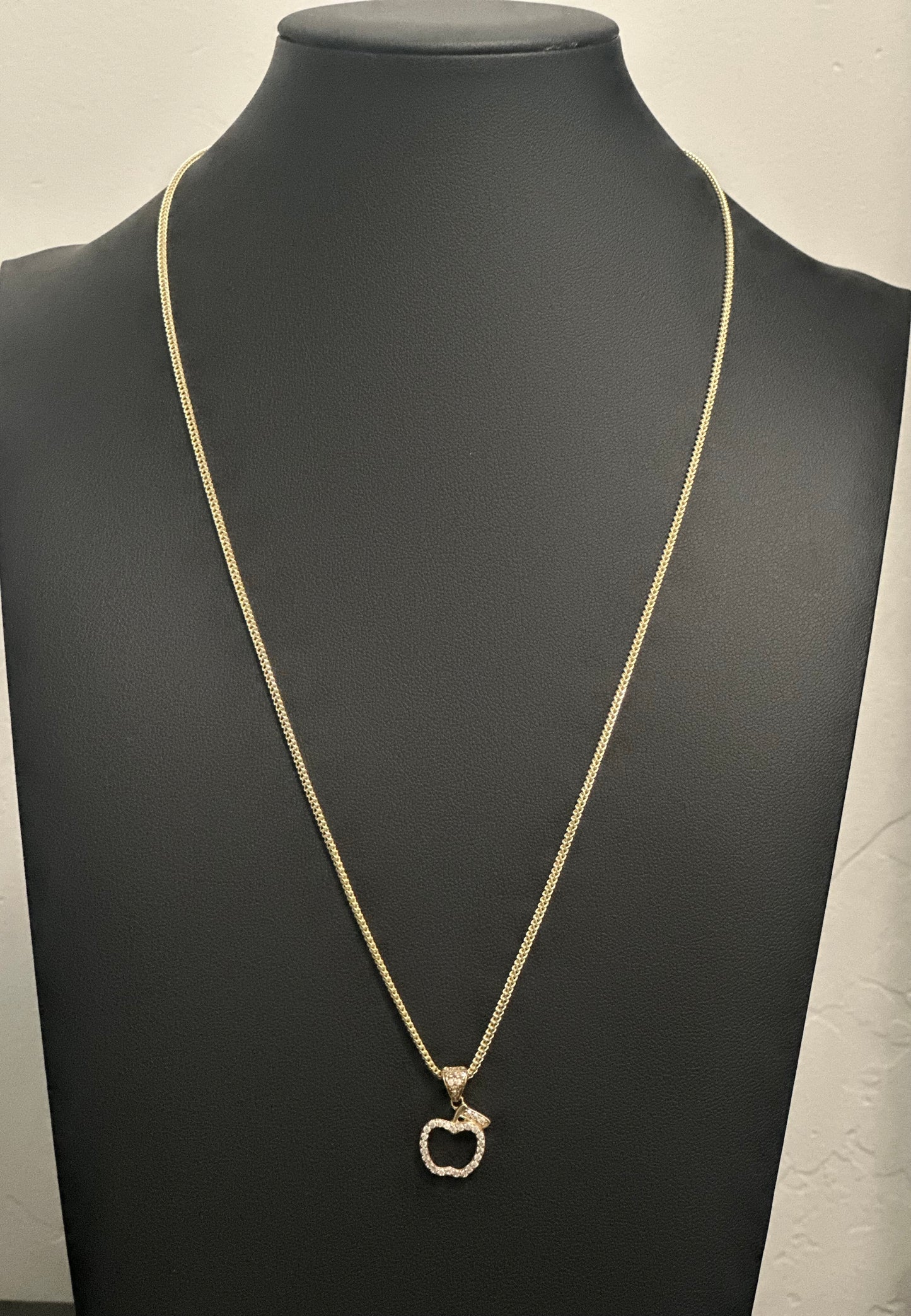 Cadena Franco con dije de Manzana, Oro 10k, 1.5mm, 22"