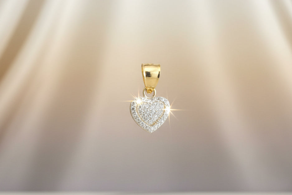 Dije de corazón con piedras blancas, Oro 10k