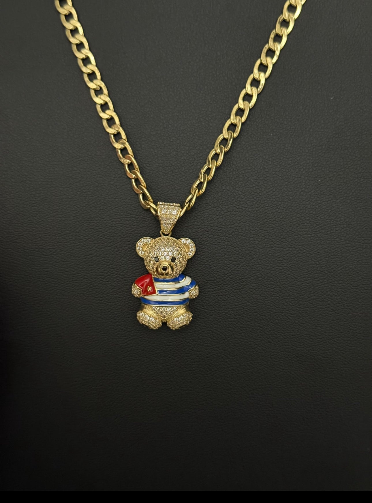 Dije de Oso con Bandera Cubana Oro 10k.