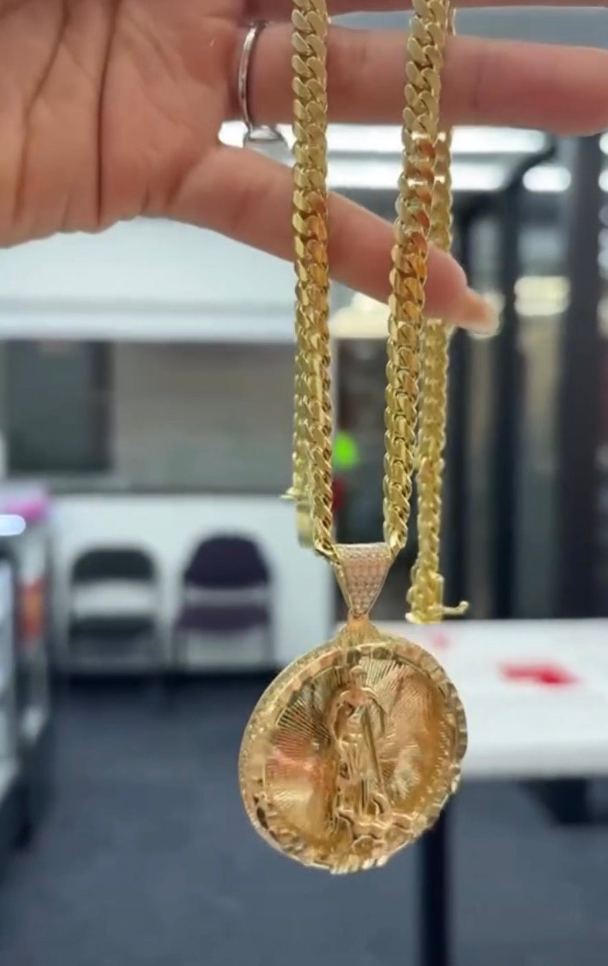 Cadena Cuban Link, Oro 10k, 6MM, 22" con Dije de San Lazaro.