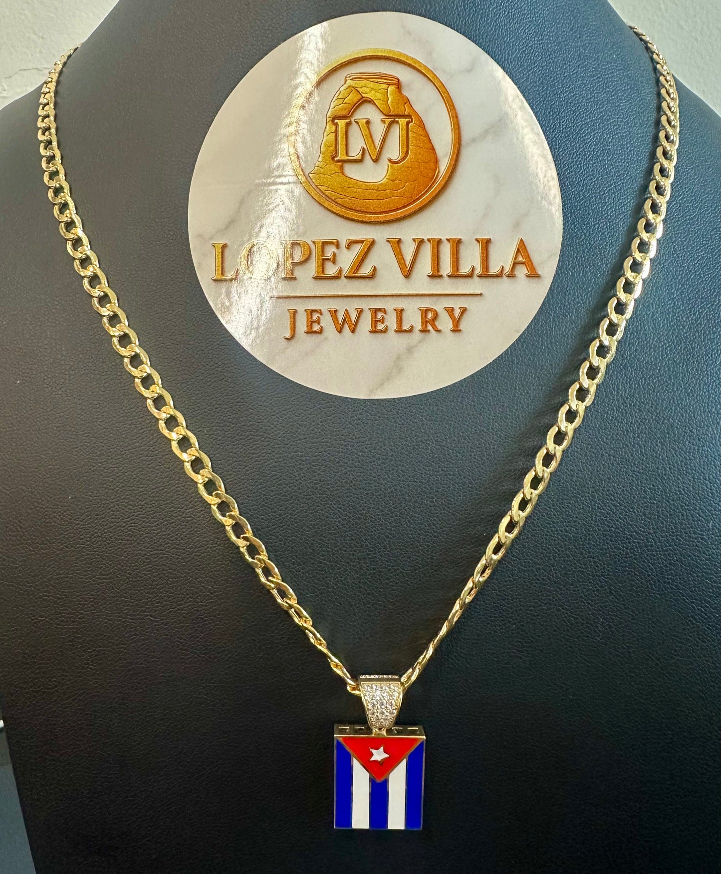 Cadena Cuban Curb, Semi Sólida, con dije Bandera Cubana, Oro 10k, 5MM, 22"