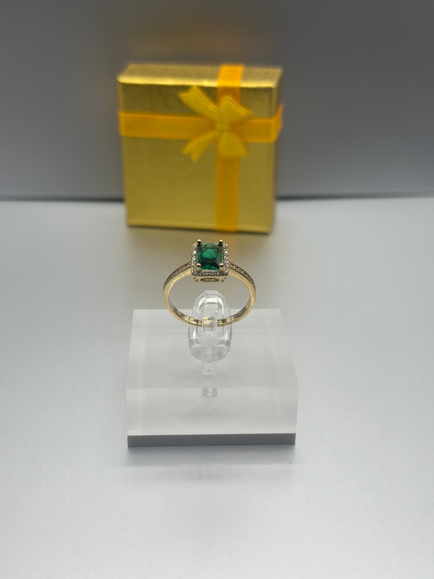 Anillo de chica Piedra Verde, Oro 10k, Size 7