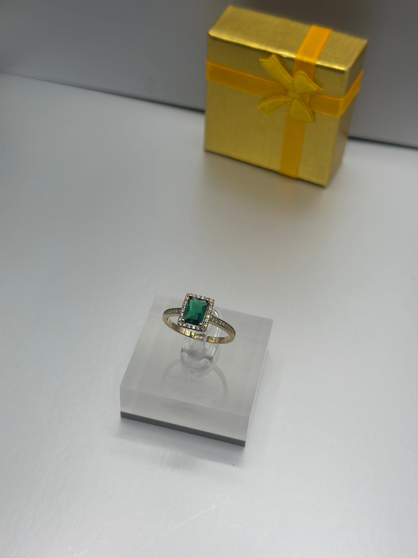 Anillo de chica Piedra Verde, Oro 10k, Size 7