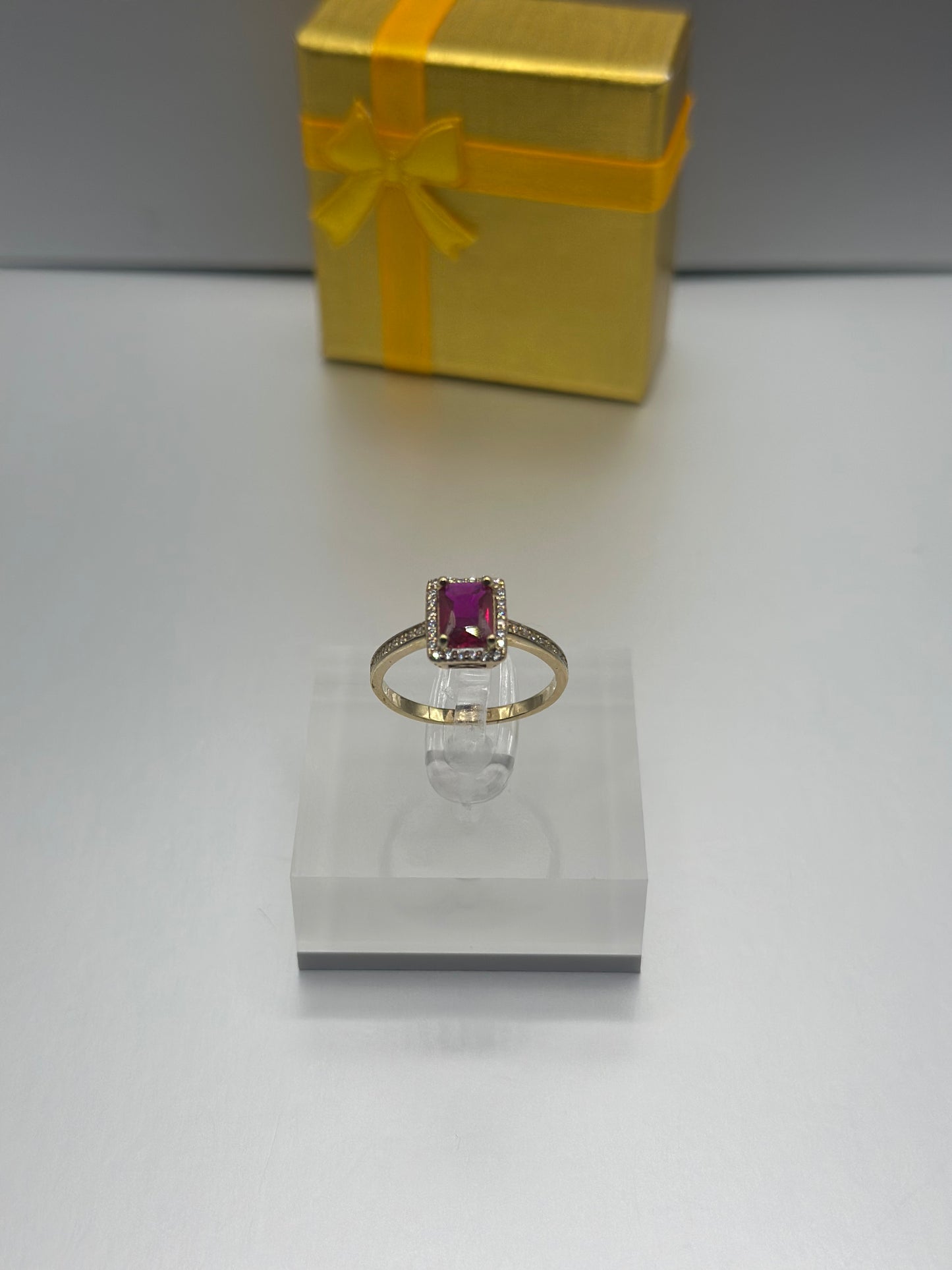 Anillo de chica, Piedra Roja Oro 10k, Size 7