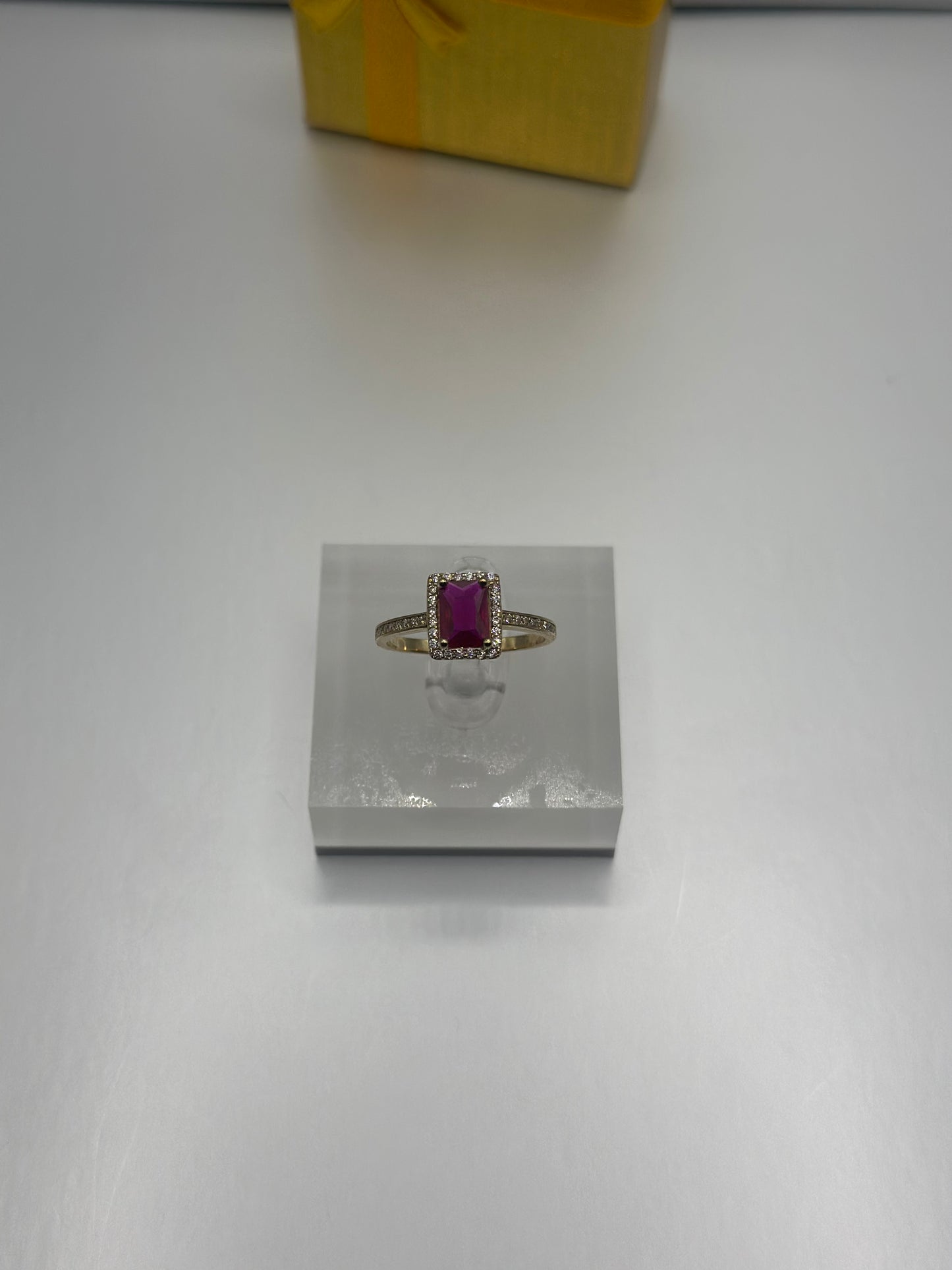 Anillo de chica, Piedra Roja Oro 10k, Size 7