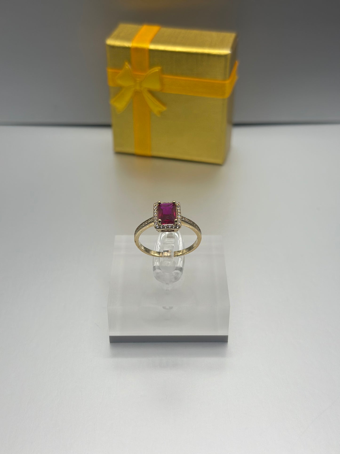 Anillo de chica, Piedra Roja Oro 10k, Size 7