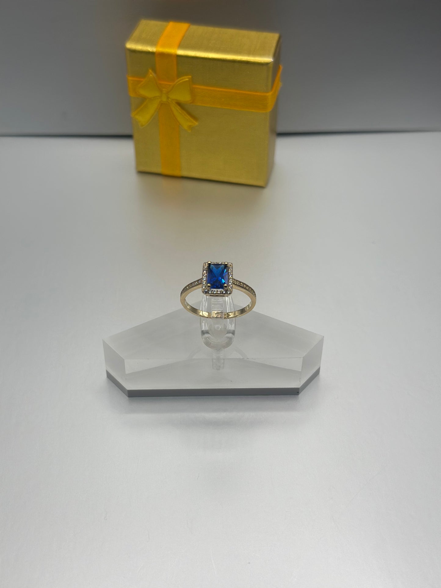 Anillo de Chica piedra azul Oro 10k, Size 7