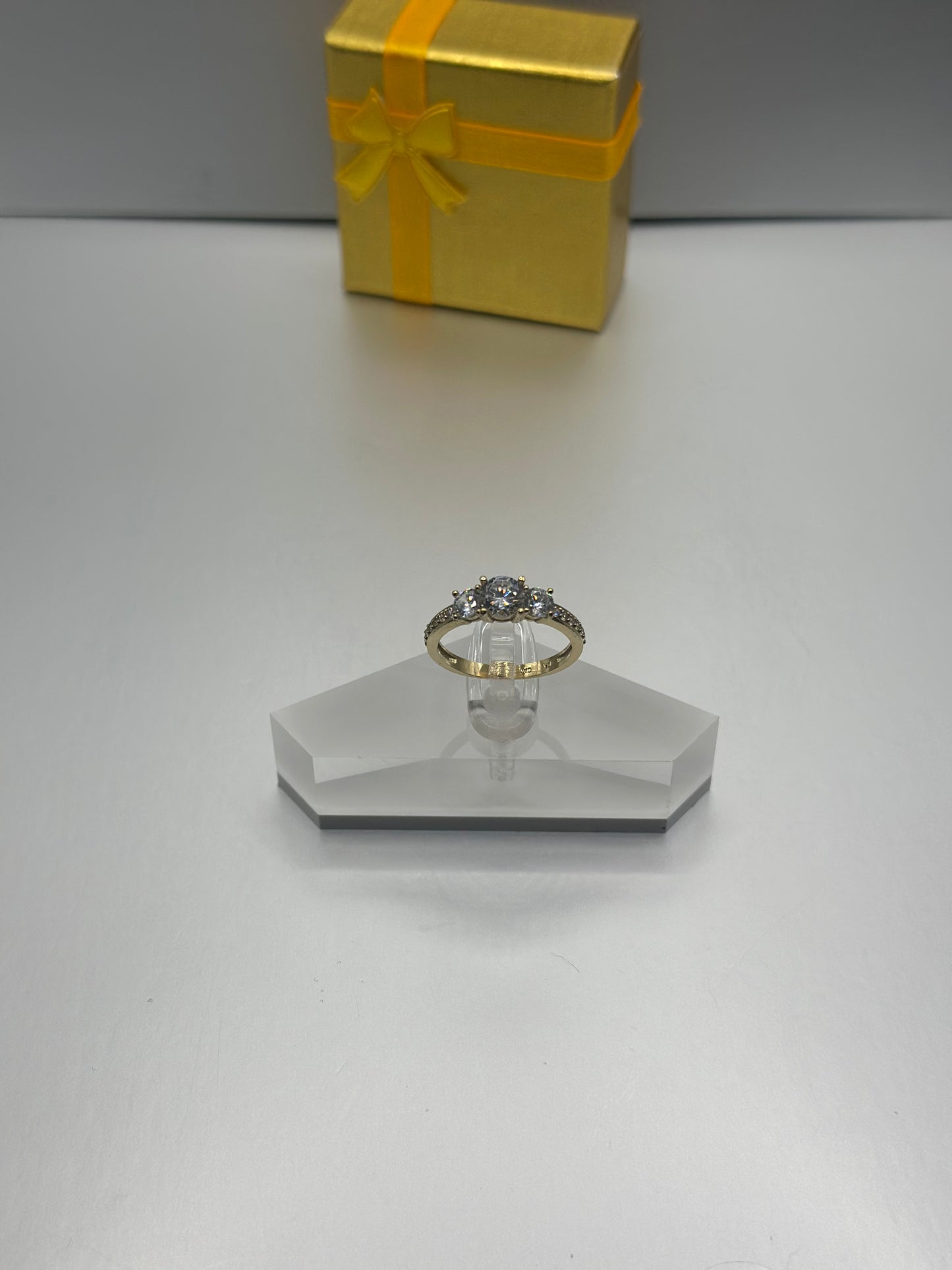 Anillo Solitario de 3 Piedras, Oro 10k, Size 7