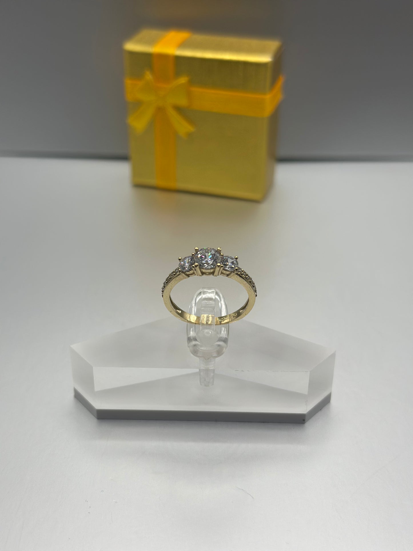 Anillo Solitario de 3 Piedras, Oro 10k, Size 7