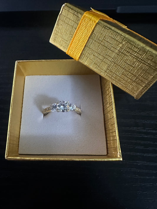 Anillo Solitario de 3 Piedras, Oro 10k, Size 7