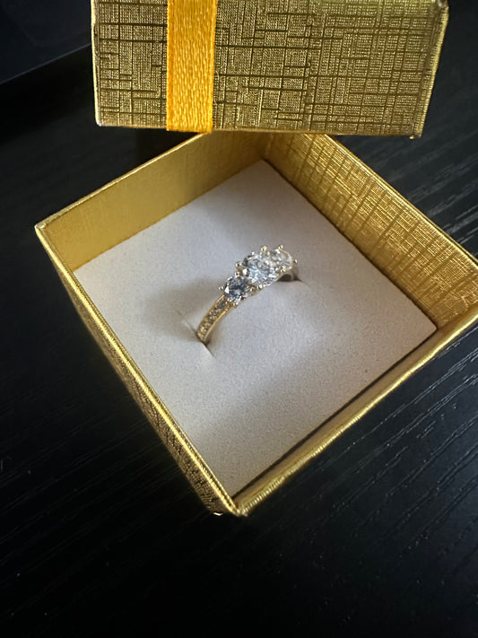 Anillo Solitario de 3 Piedras, Oro 10k, Size 7